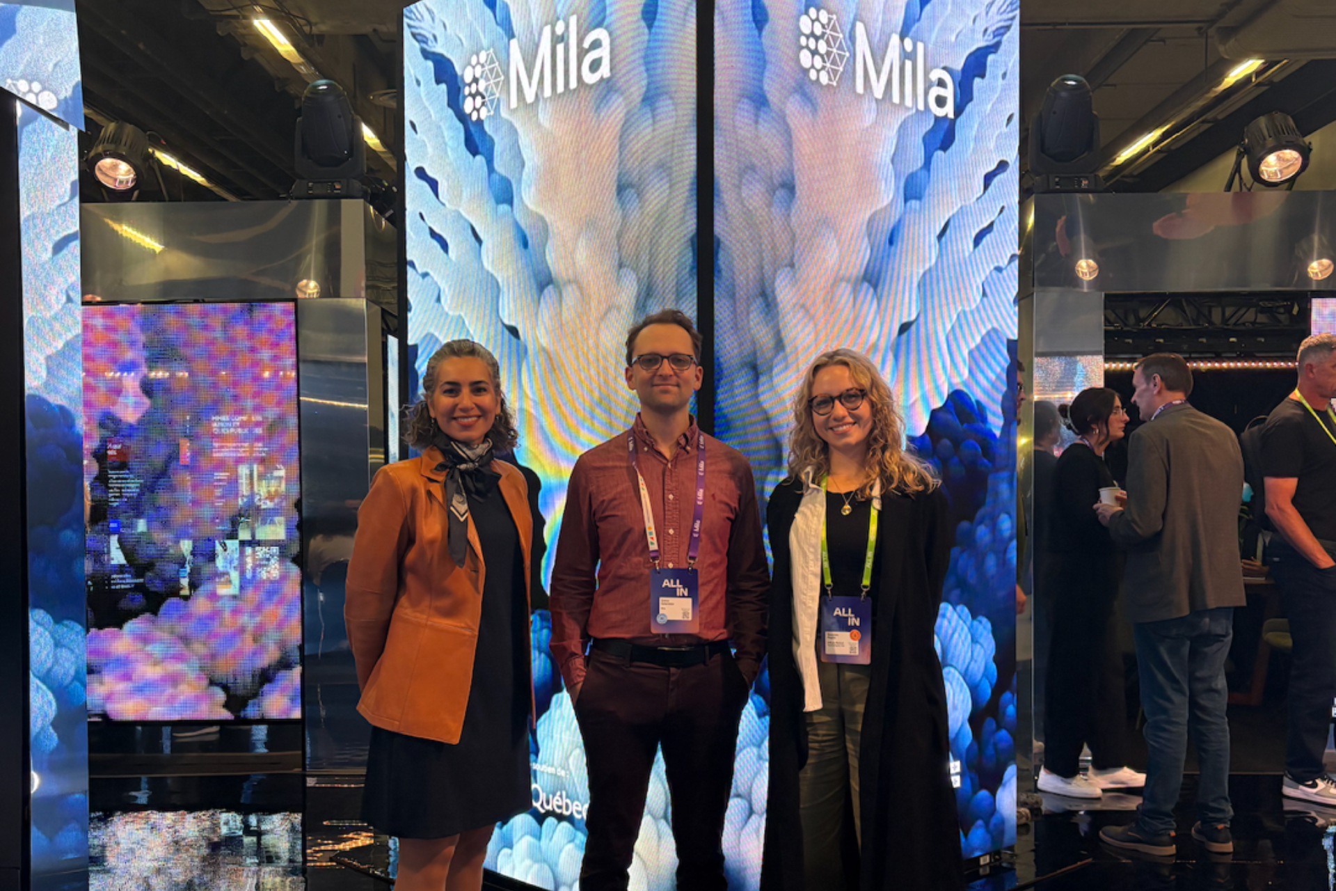 De gauche à droite, il y a Tara Akhavan, PDG (CEO), Simon Galarneau, Coordonnateur, Emplois et stages en industrie, Partenariats (Coordinator, Industrial Employment and Internship, Partnerships) et Vanessa Poulin, cheffe de produit (Head of Product). 