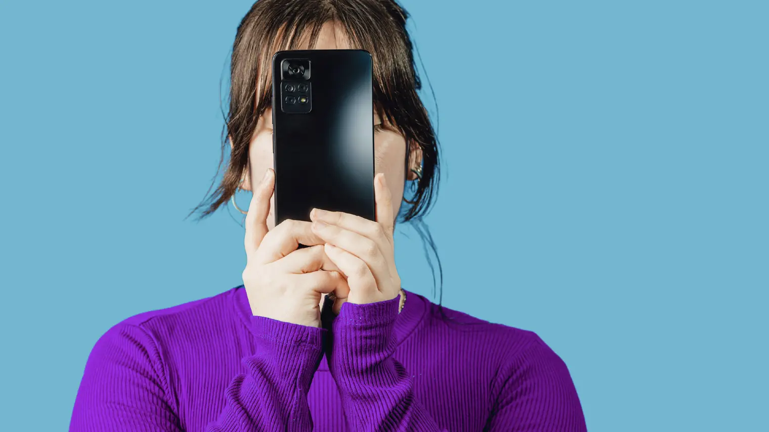 Logo After Mila et une photo d'une jeune femme tenant son téléphone devant son visage