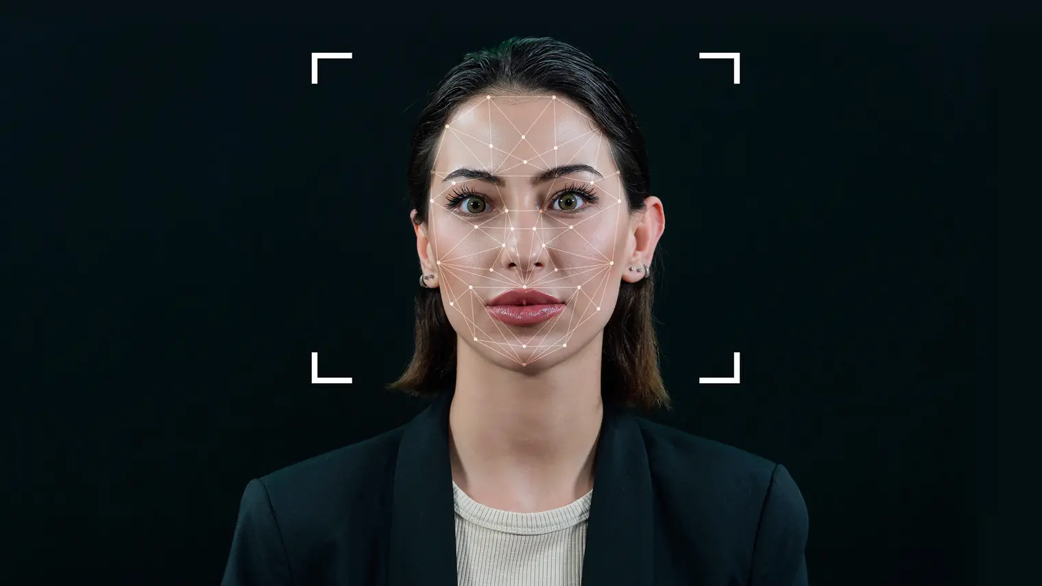 Photo d'une femme dont le visage est scanné