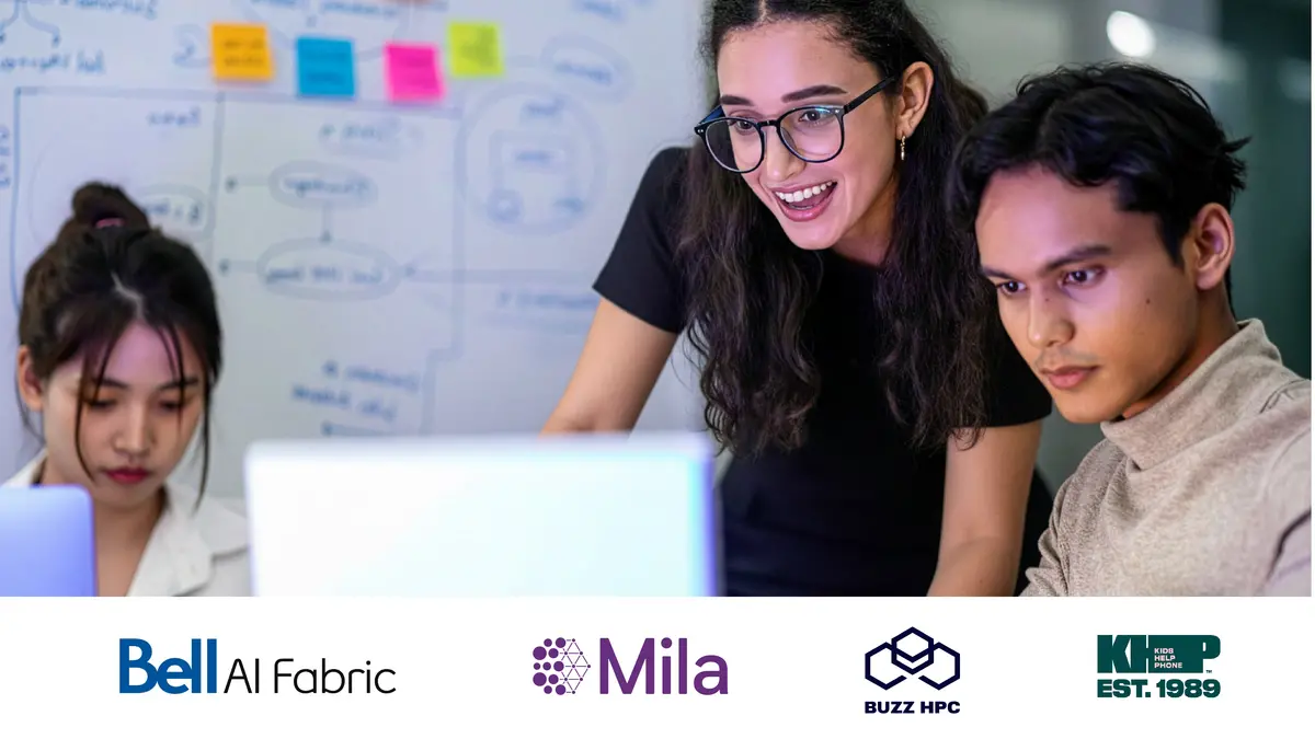 trois personnes qui travaillent sur un ordinateur avec des notes sur un tableau blanc derrière eux