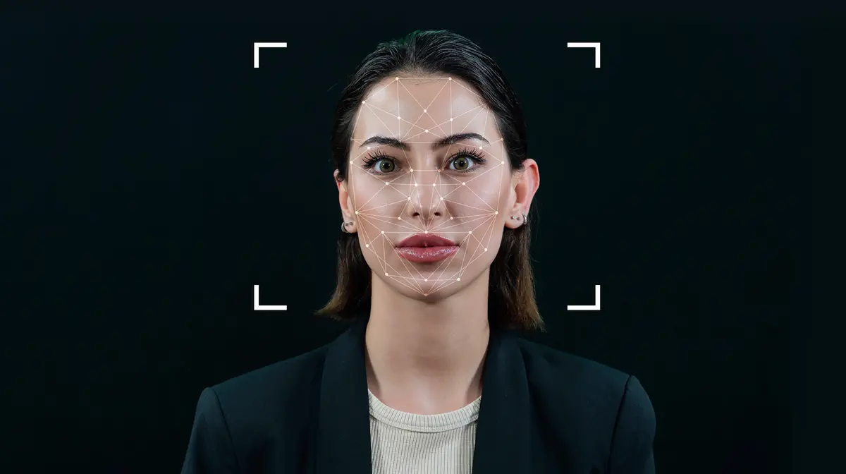 Photo d'une femme dont le visage est scanné