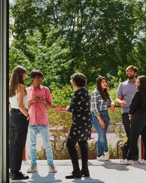 Des étudiants de Mila discutent à l'extérieur. 