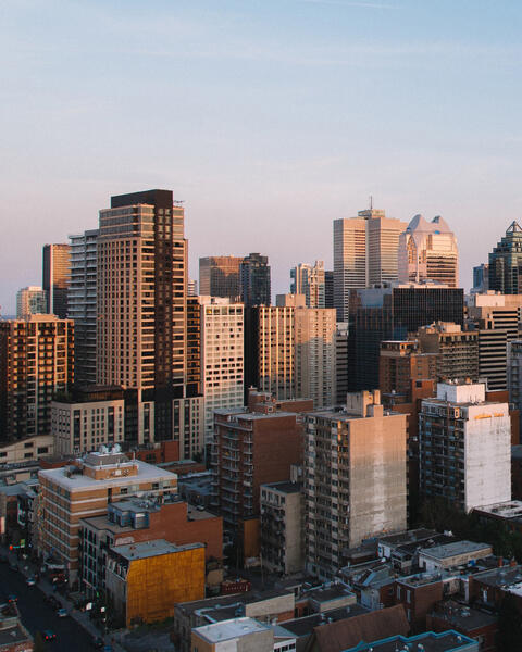 Vue du centre-ville de Montréal au coucher du soleil.