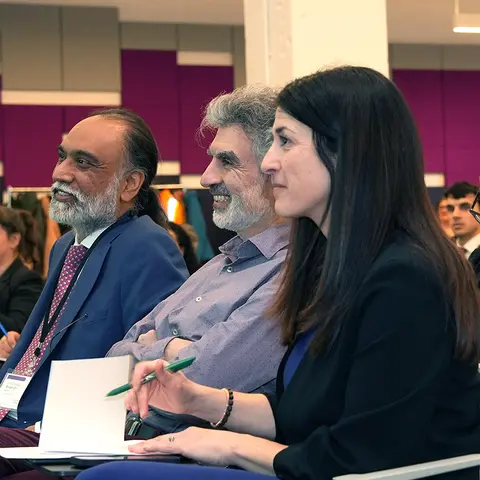 Yoshua Bengio, Valérie Pisano et Amandeep Singh Gill à la conférence de Mila sur l'IA et les droits humains.