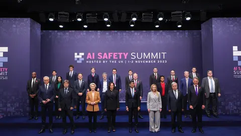 Photo de groupe des dignitaires lors du sommet britannique sur la sécurité de l'IA en novembre 2023.