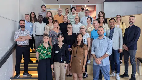 Photo de groupe de la cohorte de l'été 2024 de la Boussole des politiques en IA. 