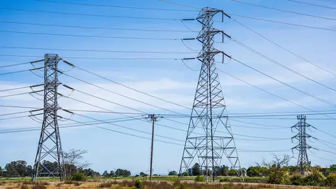 Lignes électriques dans un paysage d'été.