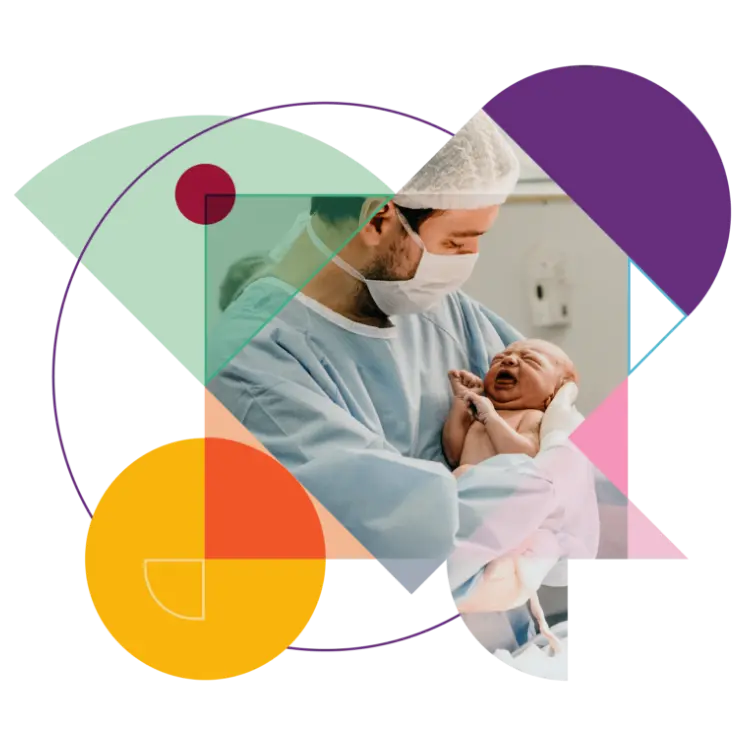 Homme en combinaison et masque de laboratoire portant un nouveau-né dans ses bras.