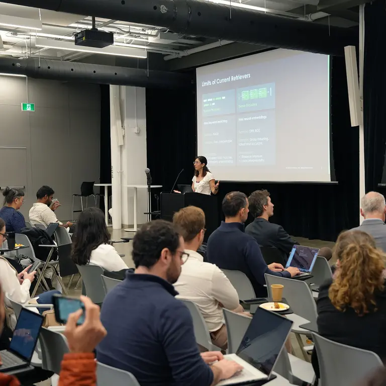 Conférenciers qui présentent devant une salle comble. 