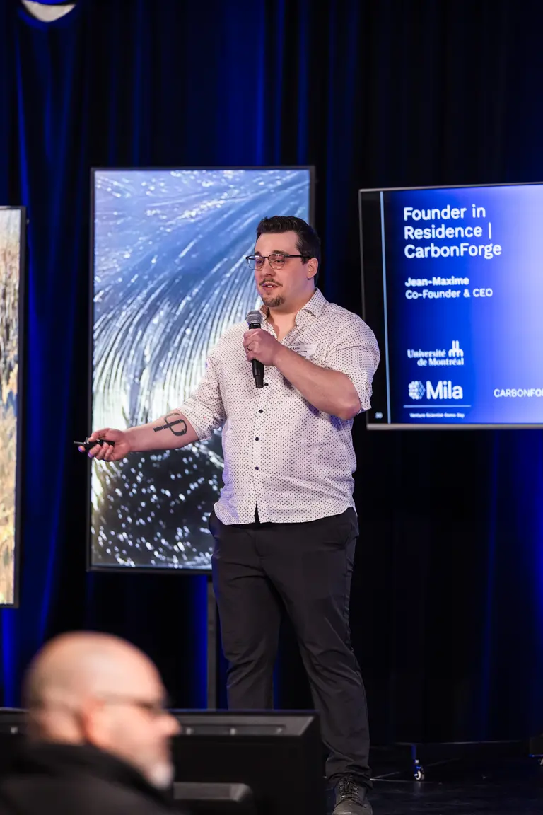 photo du fondateur de la startup Mila Carbon Forge sur scène
