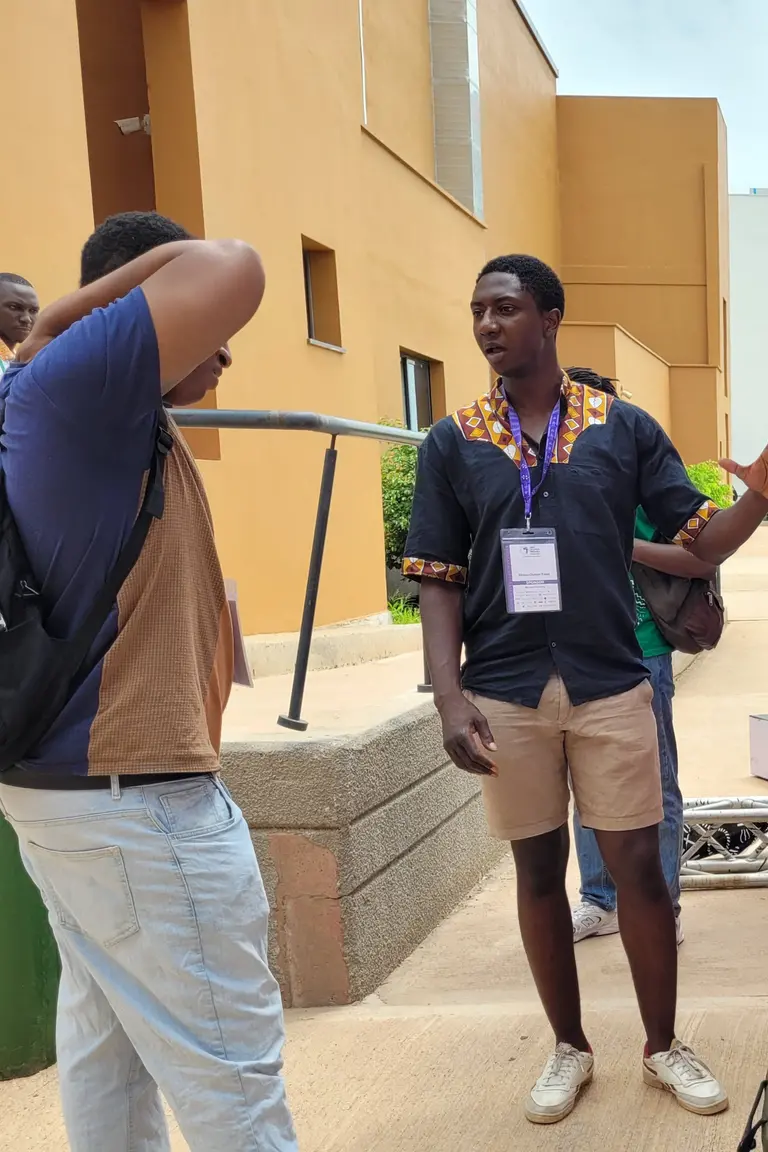 Un étudiant de Mila présentant ses travaux de recherche lors d'Indaba Deep Learning