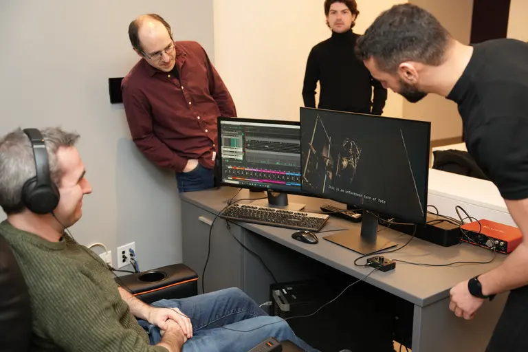 Des chercheurs de Mila travaillant sur le projet D-Box.