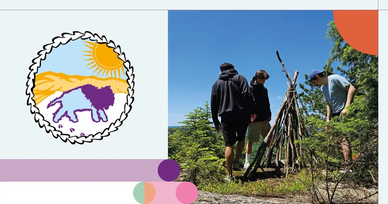 Logo de pathfinders avec trois personnes construisant un abri de survie en bois dans un environnement forestier ensoleillé.