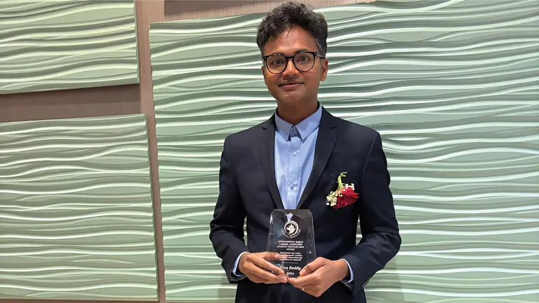 Picture of Siva Reddy with the CS-CAN award
