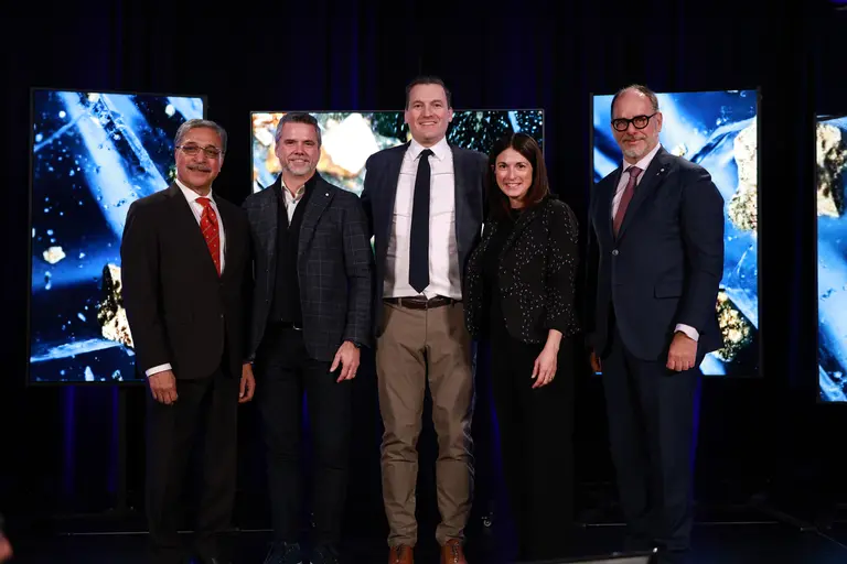 Photo de groupe du président de McGill, Chris Arsenault, Evan Solomon, Valérie Pisano et m. Jutras