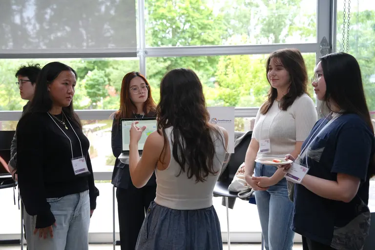 Groupe de femmes participant au demo day de AI4Good lab qui discutent ensembles