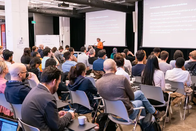 Un conférenier devant une salle comble durant l'événement Techaide de Mila