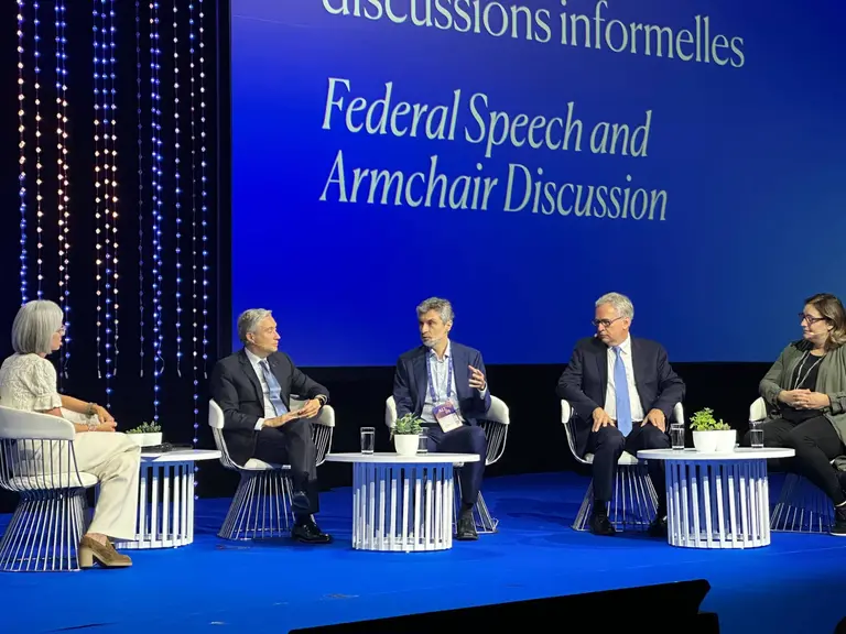 Panel d'experts, dont Yoshua Bengio, lors de l'événement ALL IN