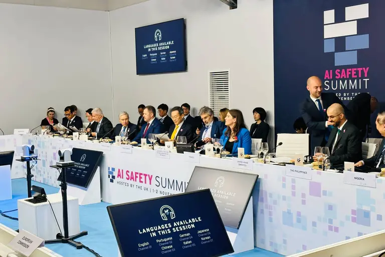 Un panel d'experts, dont Yoshua Bengio, lors du sommet sur la sécurité de l'IA