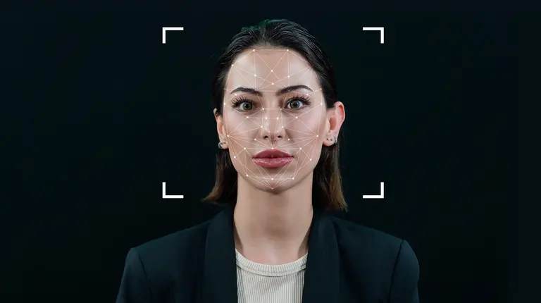 Reconnaissance faciale biométrique d'une femme.