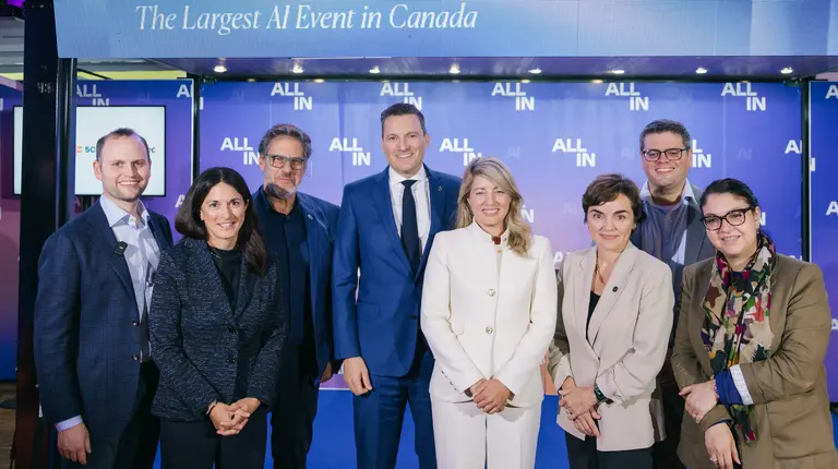 Un groupe de huit personnes posant pour une photo. 