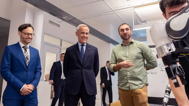 Photo du premier ministre canadien, Mark Carney, en compagnie d'Hugo Larochelle et du professeur Glen Berseth. 