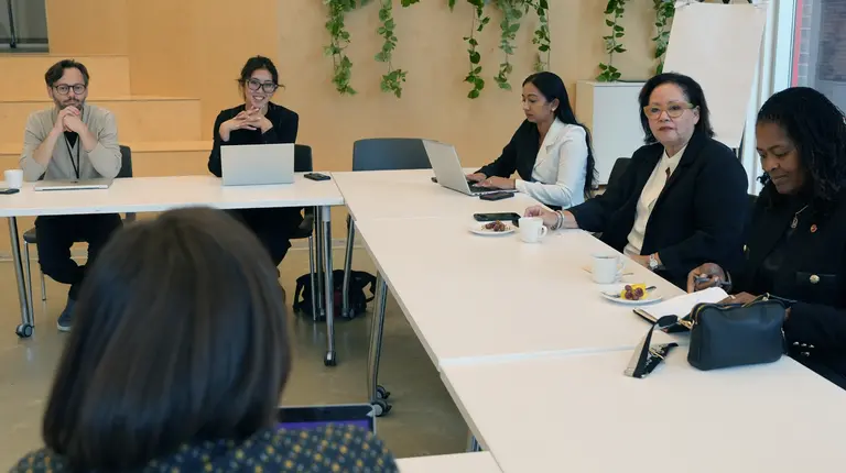 Quelques sénateurs canadiens lors d'une réunion à Mila. 