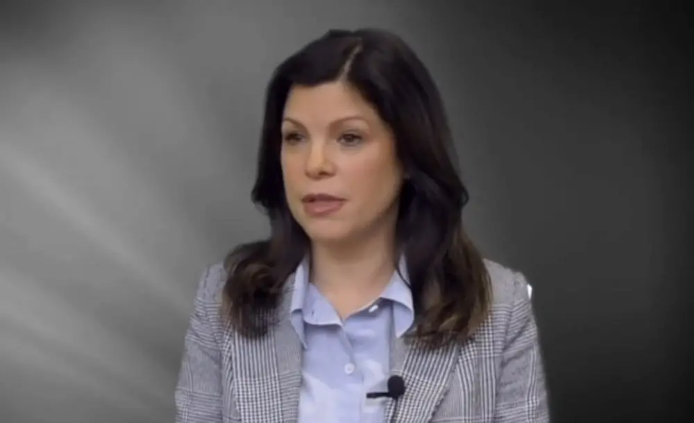 Tal Arbel s'adressant à un intervieweur. 