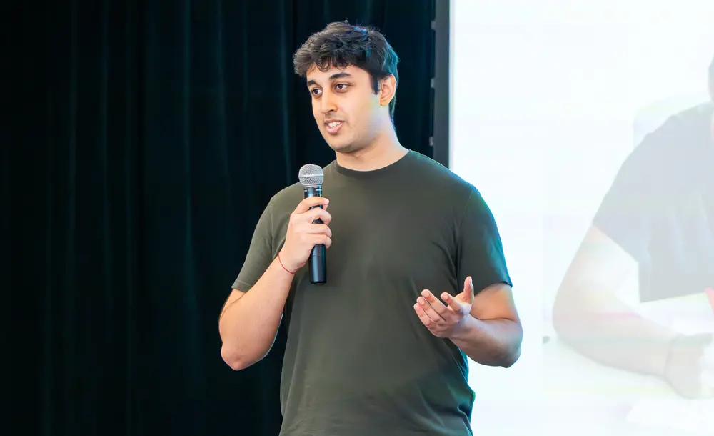 Picture of kusha presenting his work in front of an audience during speed science contest