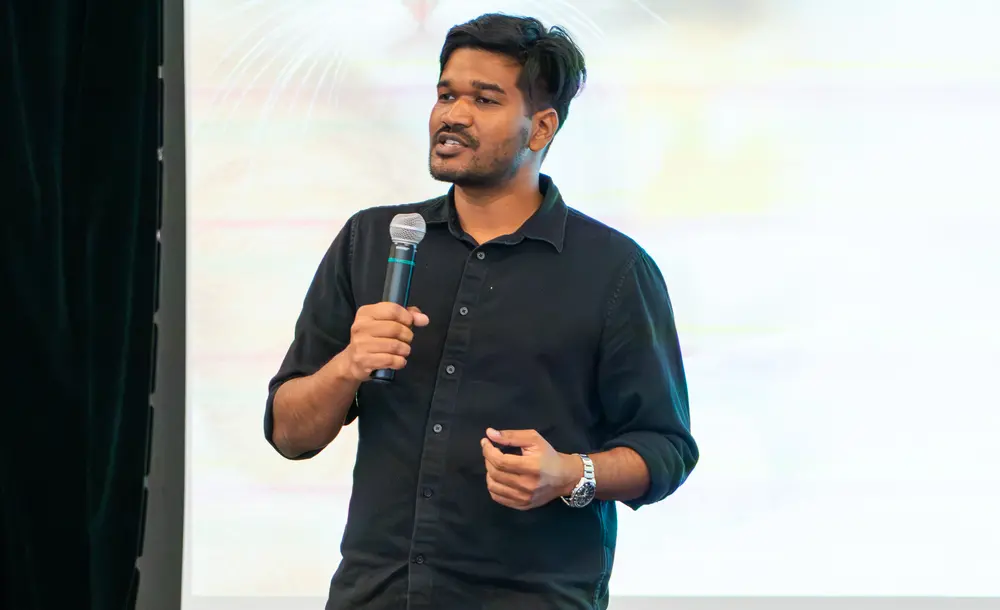 Picture of Amar Kumar presenting his work in front of an audience during speed science contest