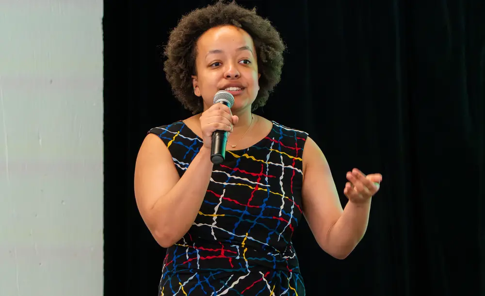 Photo de Carol Altimas présentant son travail devant un public lors du concours