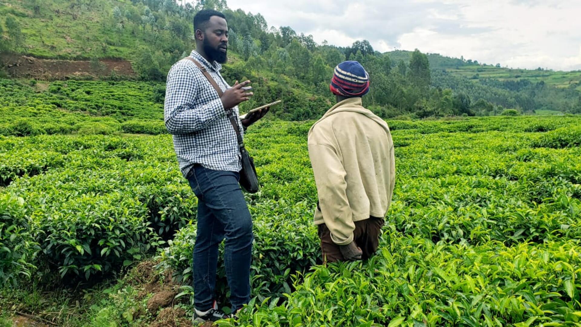 Des agriculteurs rwandais discutant dans un champ.