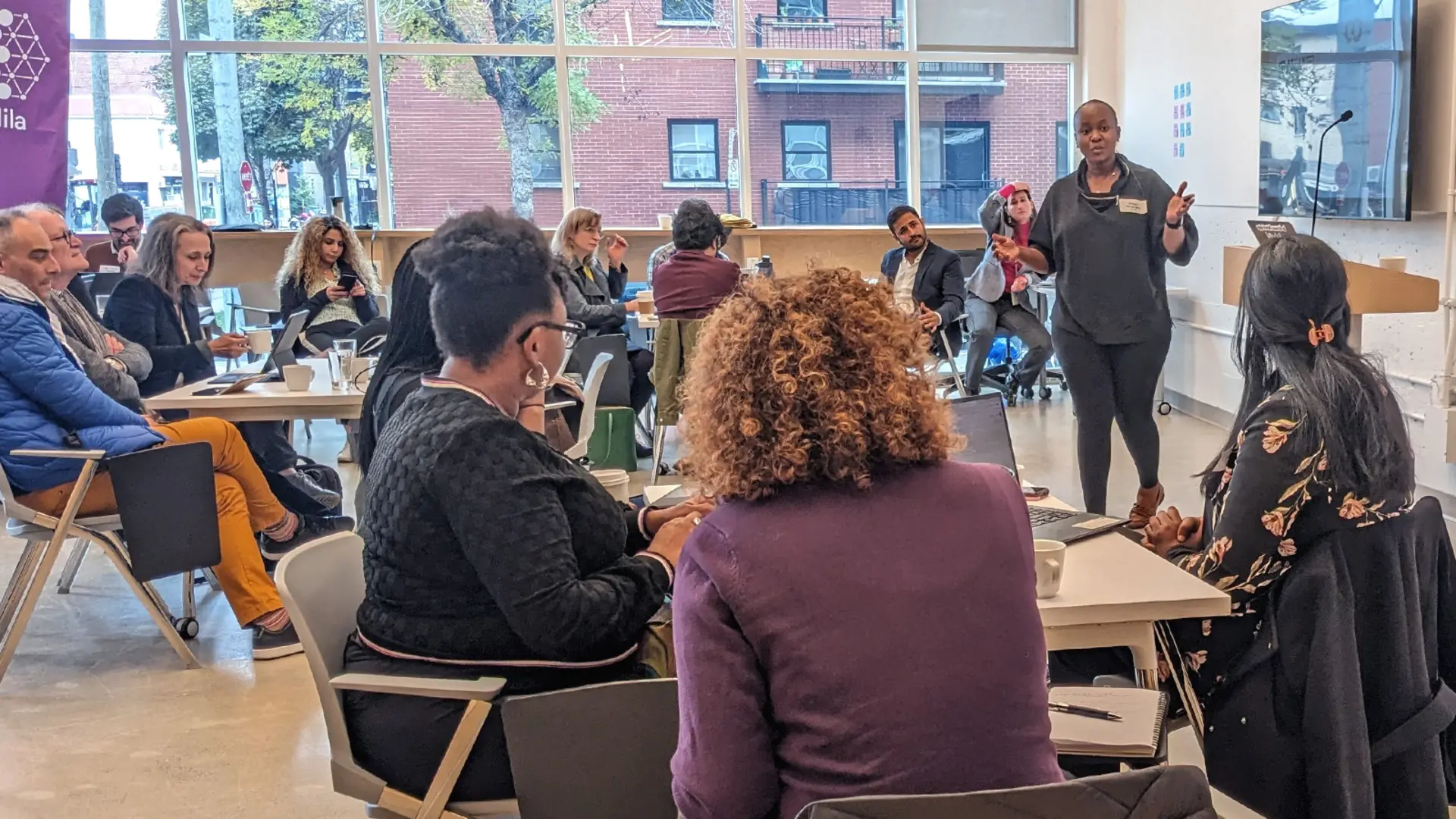 Participants au programme Boussole des politiques en IA lors d'un cours.