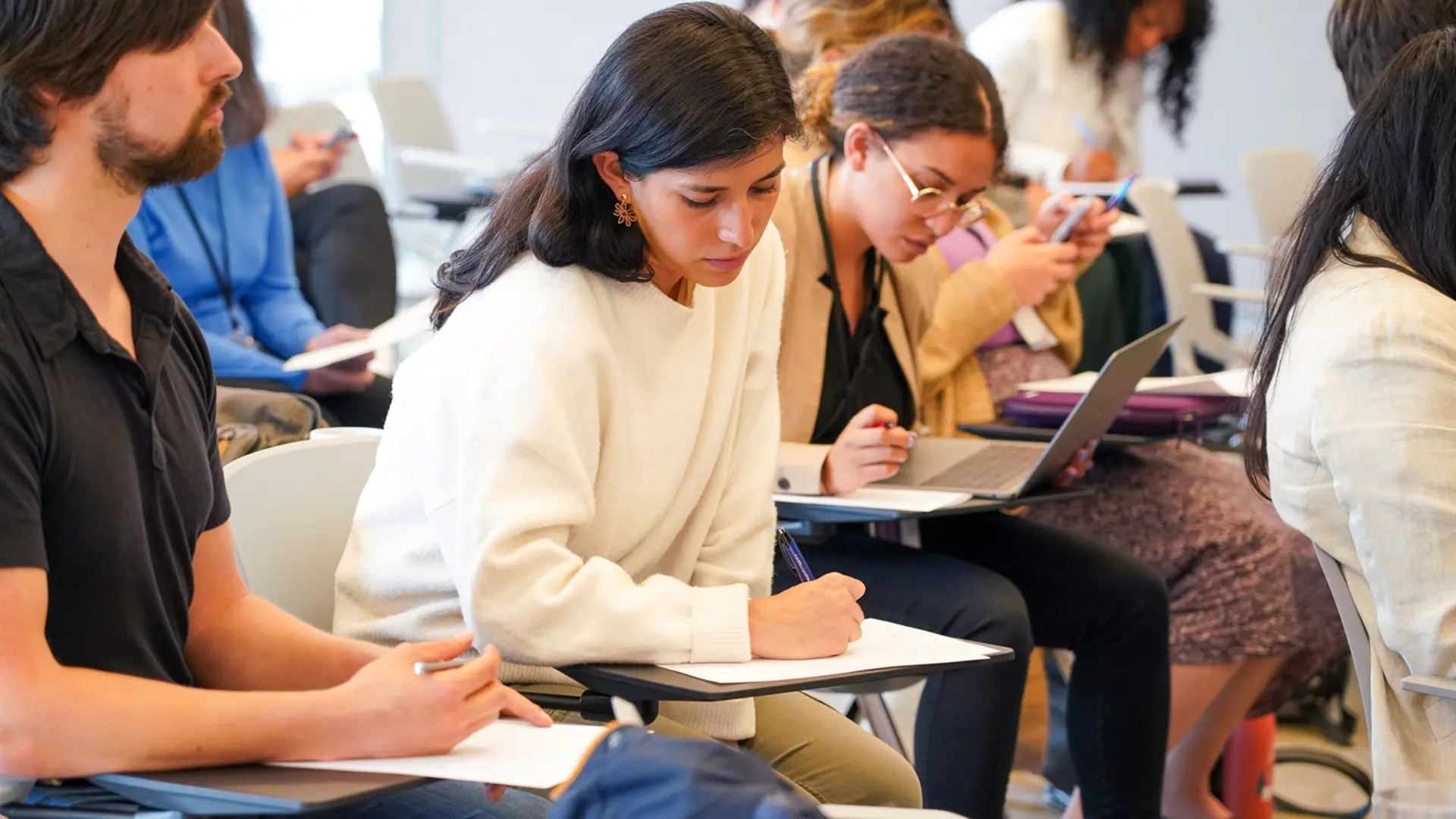 Étudiants de l'école d'été en IA responsable à Mila prenant des notes.