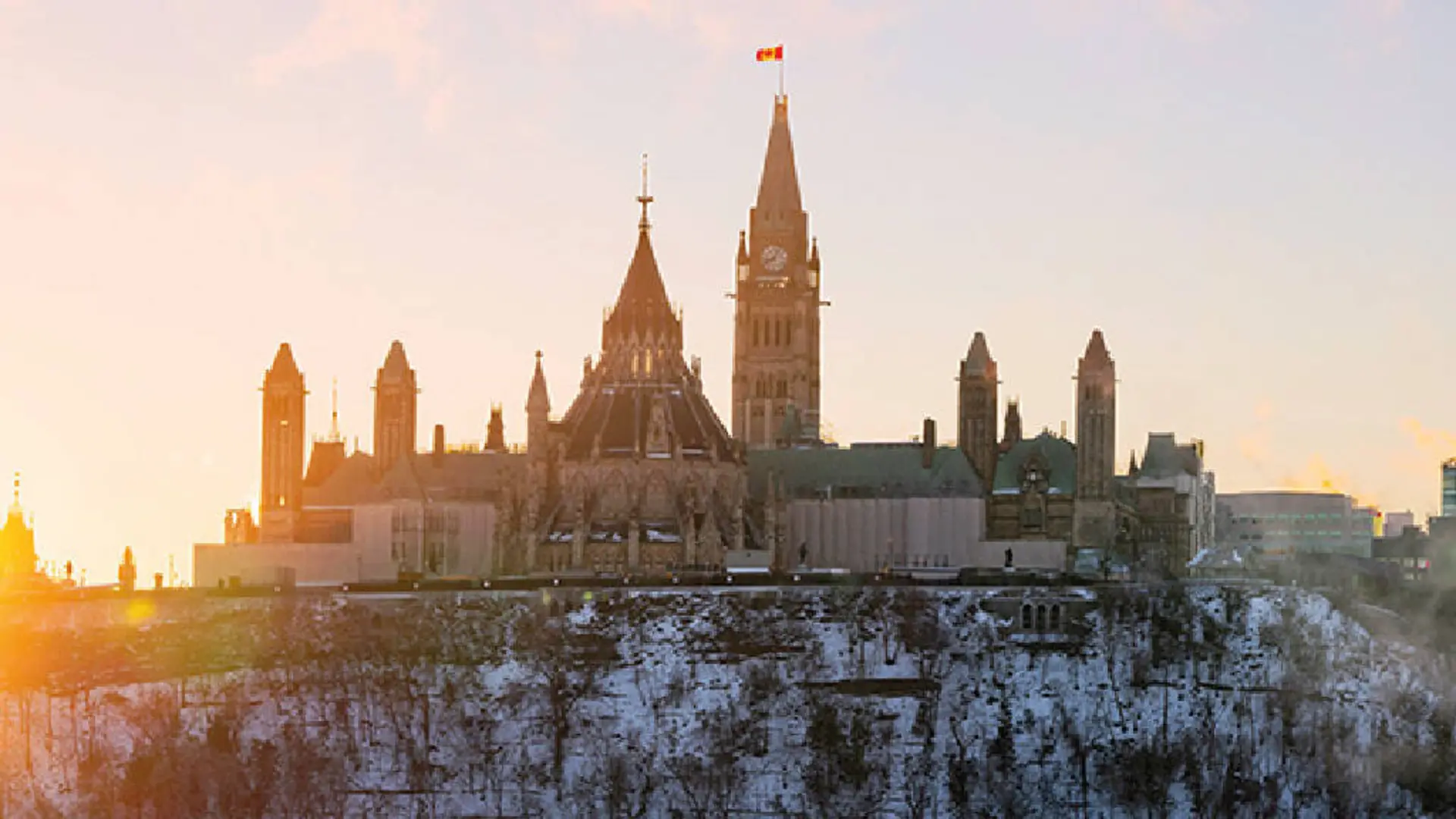 Vue de la colline du Parlement depuis la rivière des Outaouais.