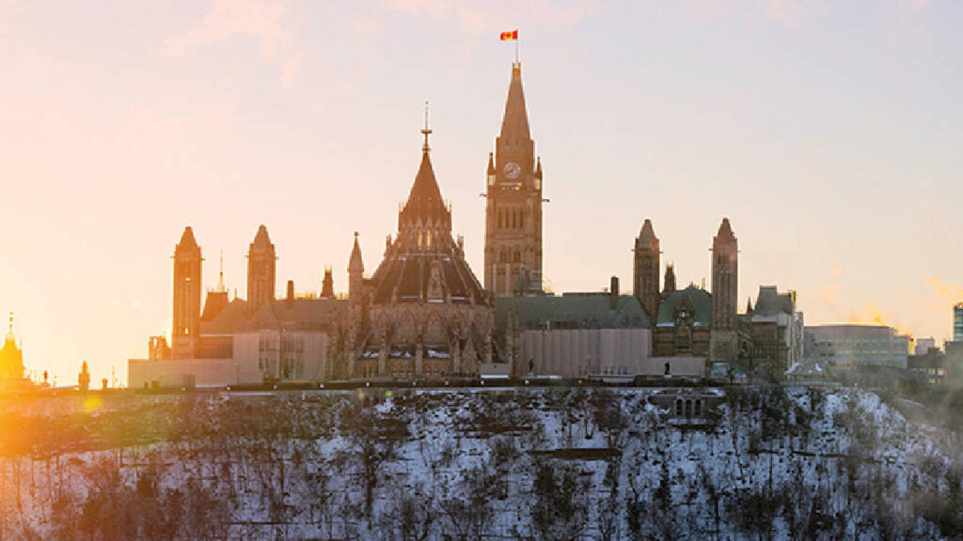 Vue de la colline du Parlement depuis la rivière des Outaouais.
