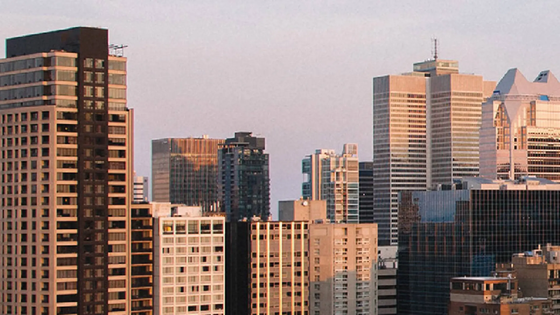 Vue du centre-ville de Montréal au coucher du soleil.