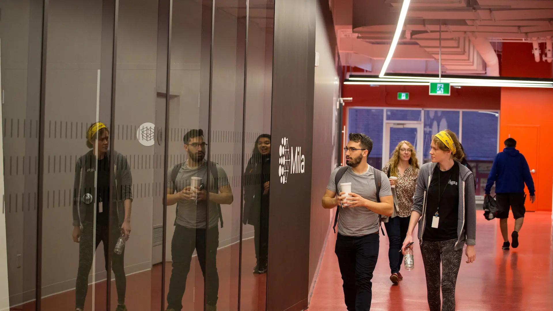 Des étudiants se rendant à l'Agora-Café de Mila.