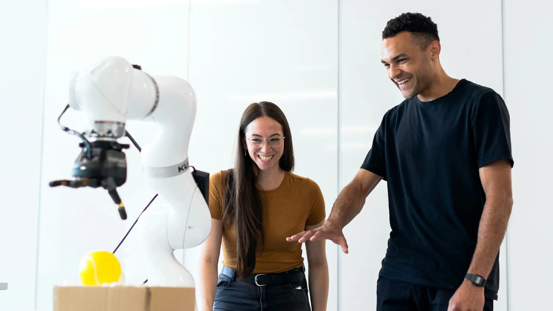 Ingénieurs travaillant avec des équipements robotiques médicaux.