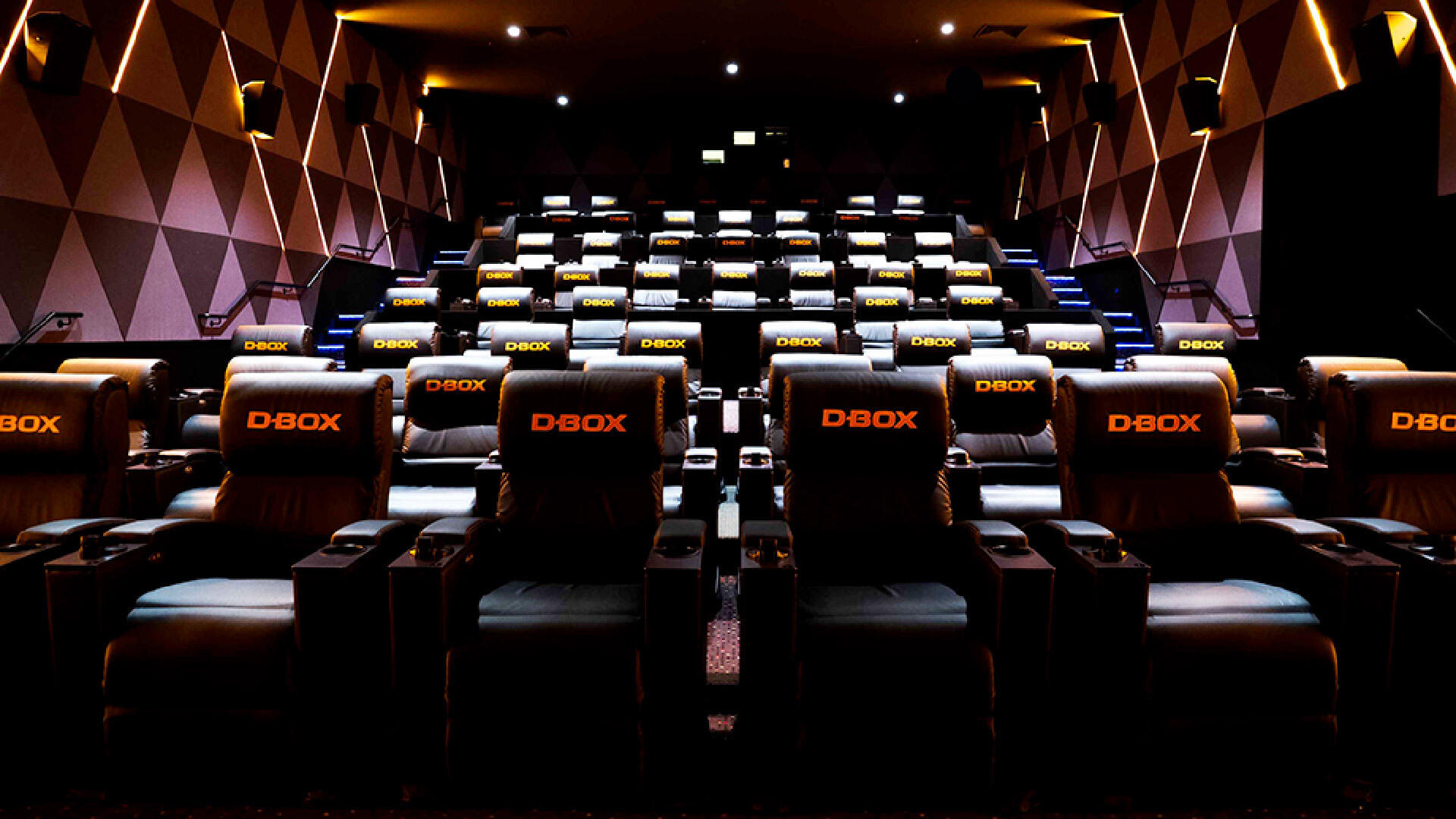 Chaises D-Box dans une salle de cinéma. 