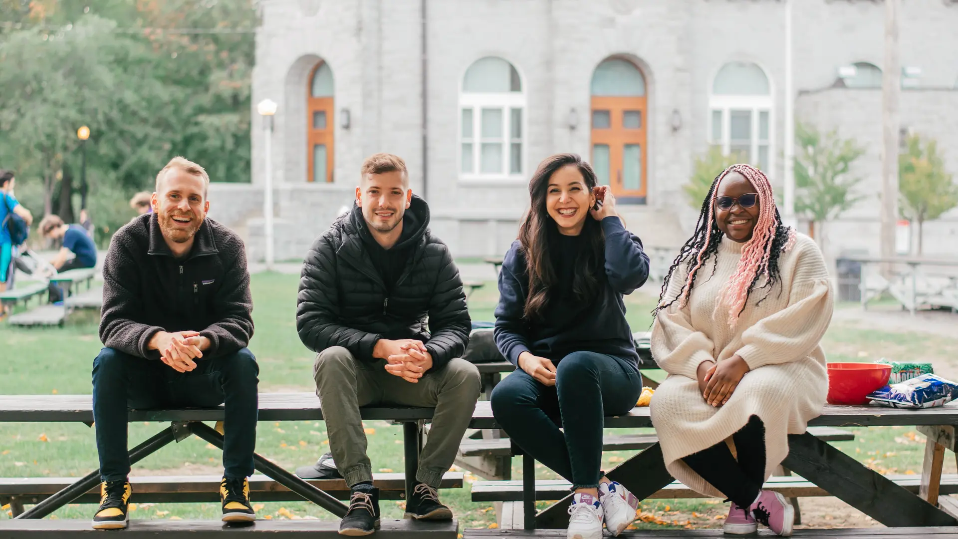 Photo de l'équipe de Maket à l'extérieur en face d'un édifice