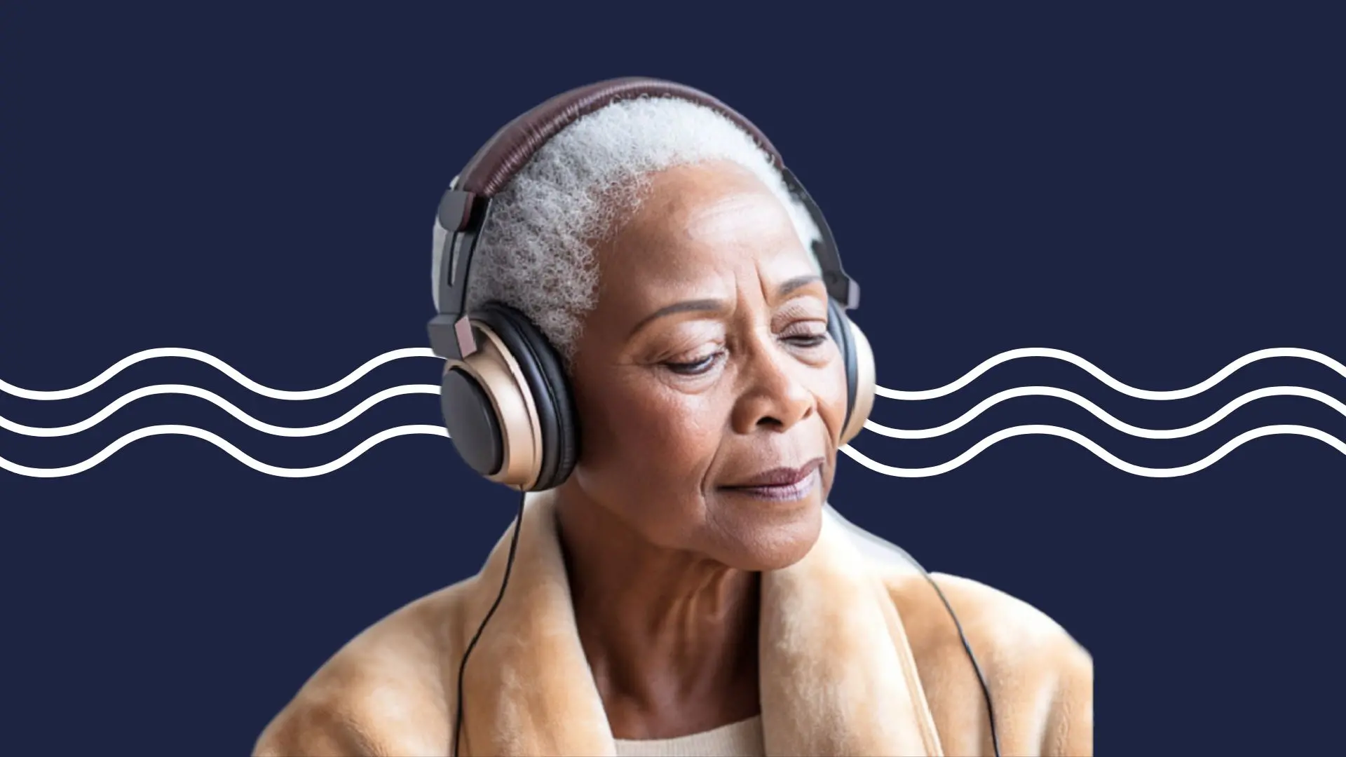 Une femme âgée aux cheveux gris porte un casque audio. Les yeux fermés, elle écoute de la musique