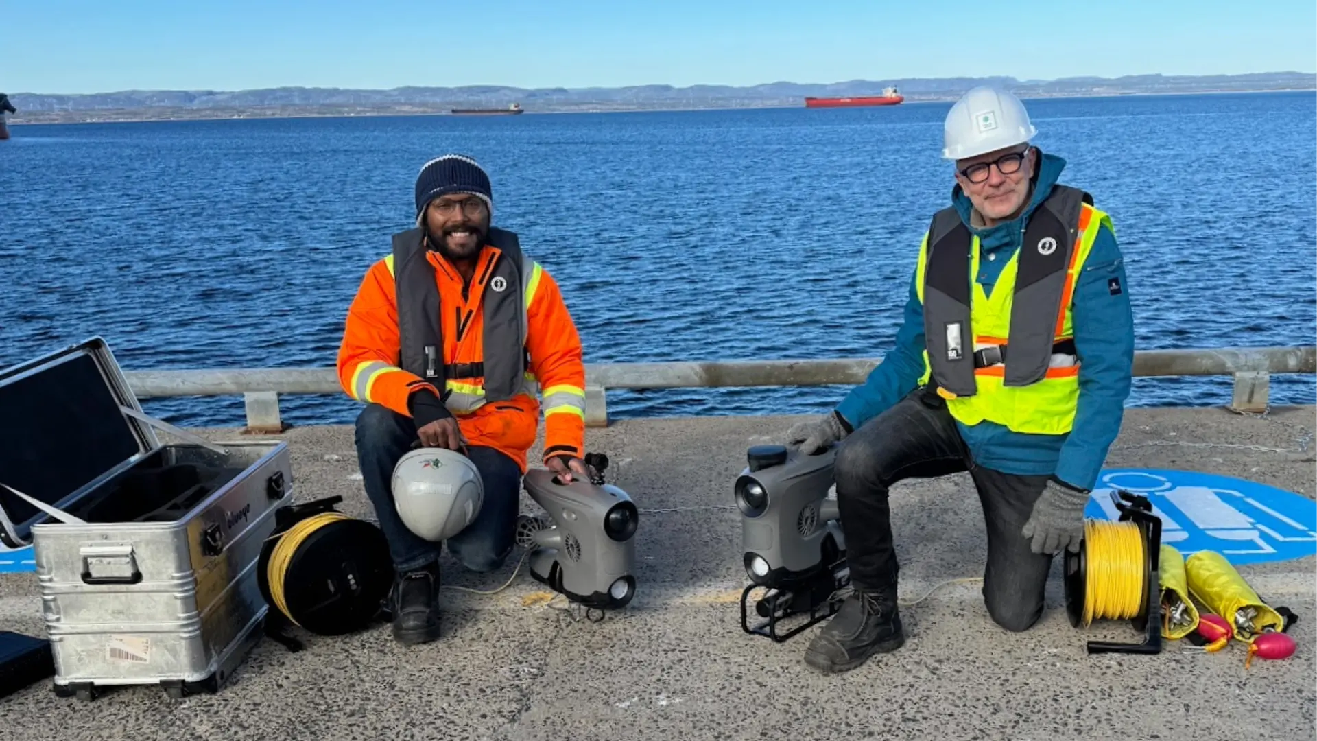 Picture of Mila student Jorawar Singh Dham and Laurent Ferrier posing on a dock with their equipment to scan underwater structures
