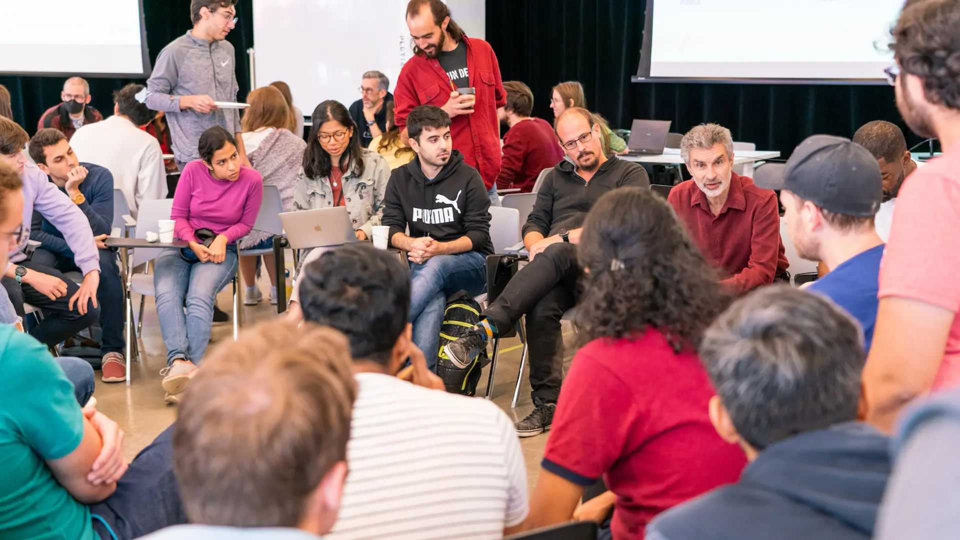 Des étudiants et des professeurs discutent de manière informelle lors du Town Hall de Mila. 