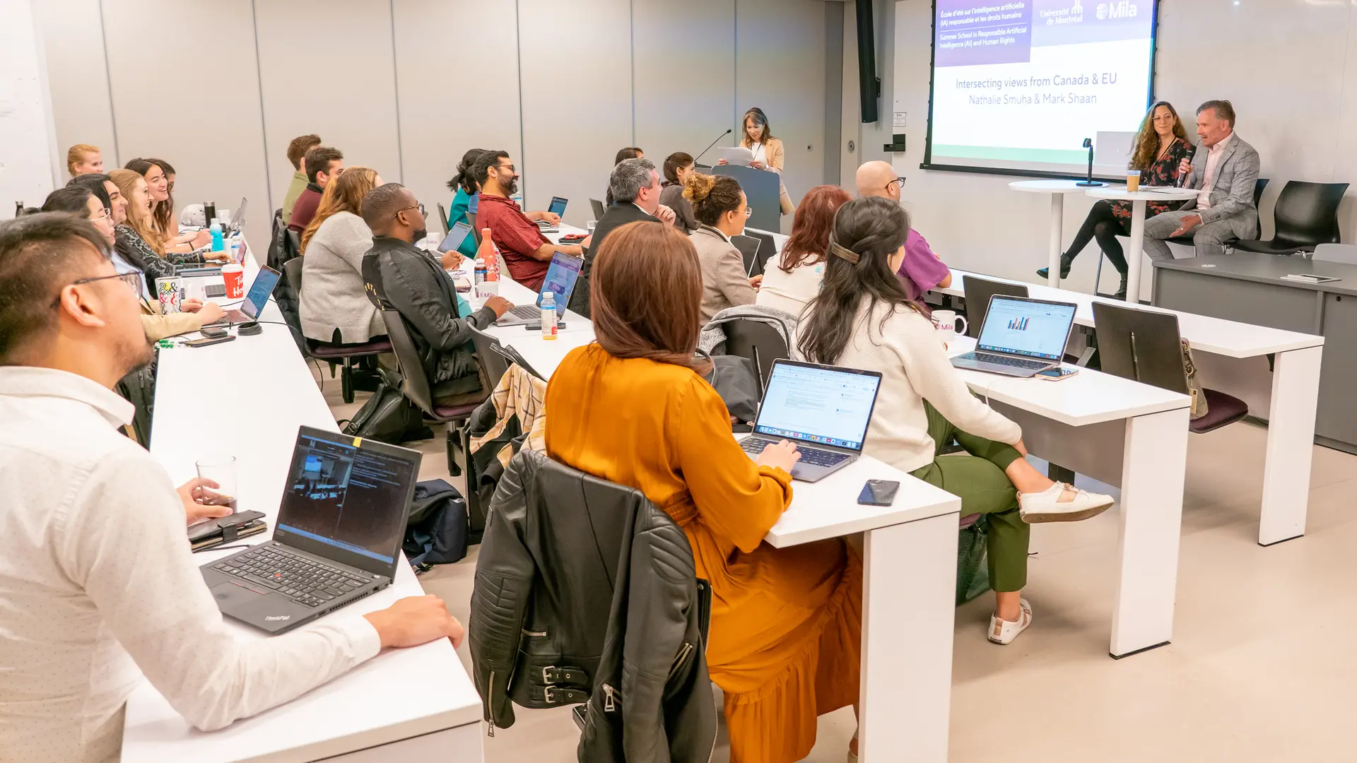 Une salle de classe remplie d'étudiants qui écoutent une présentation. 