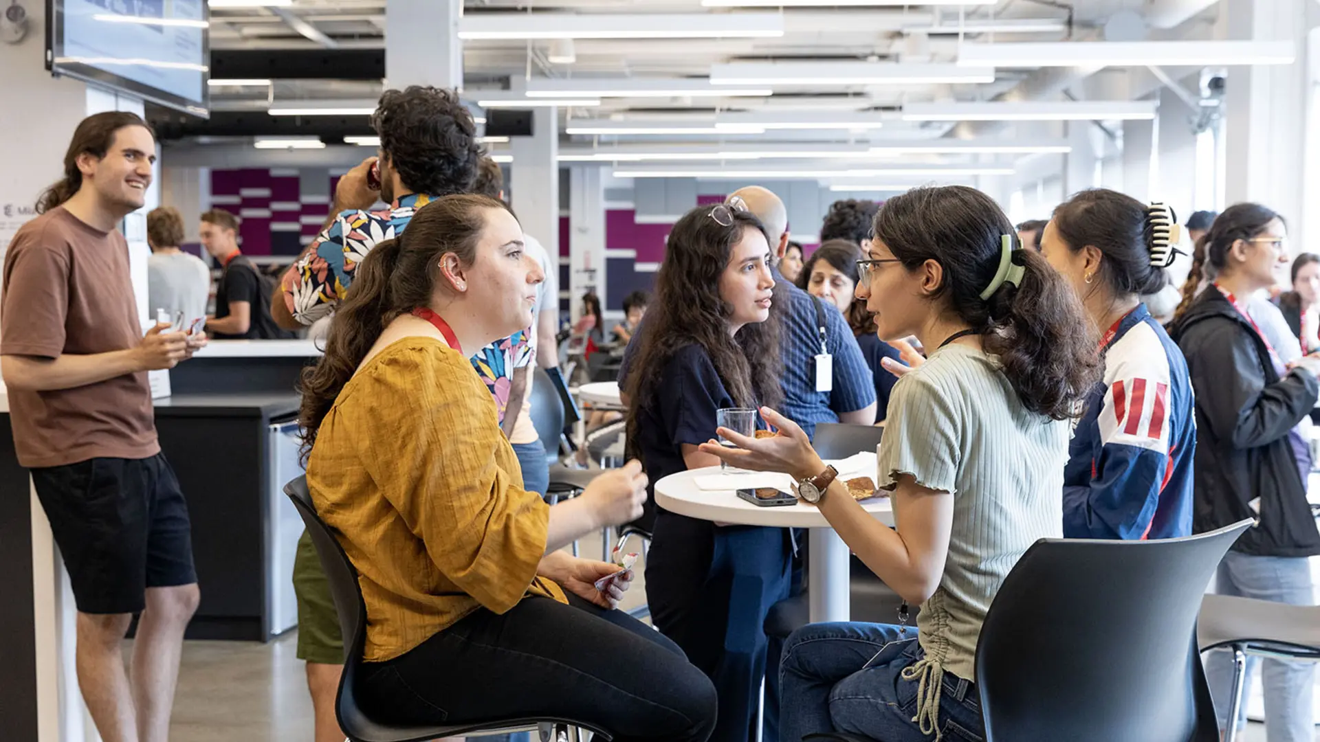 Des gens discutent lors d'un événement à l'Agora de Mila.