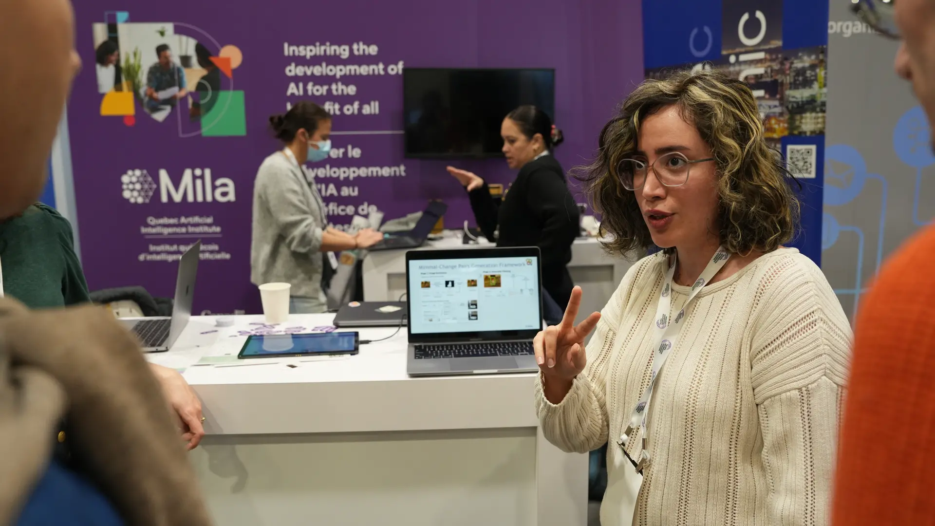 Une étudiante Mila devant le kiosque