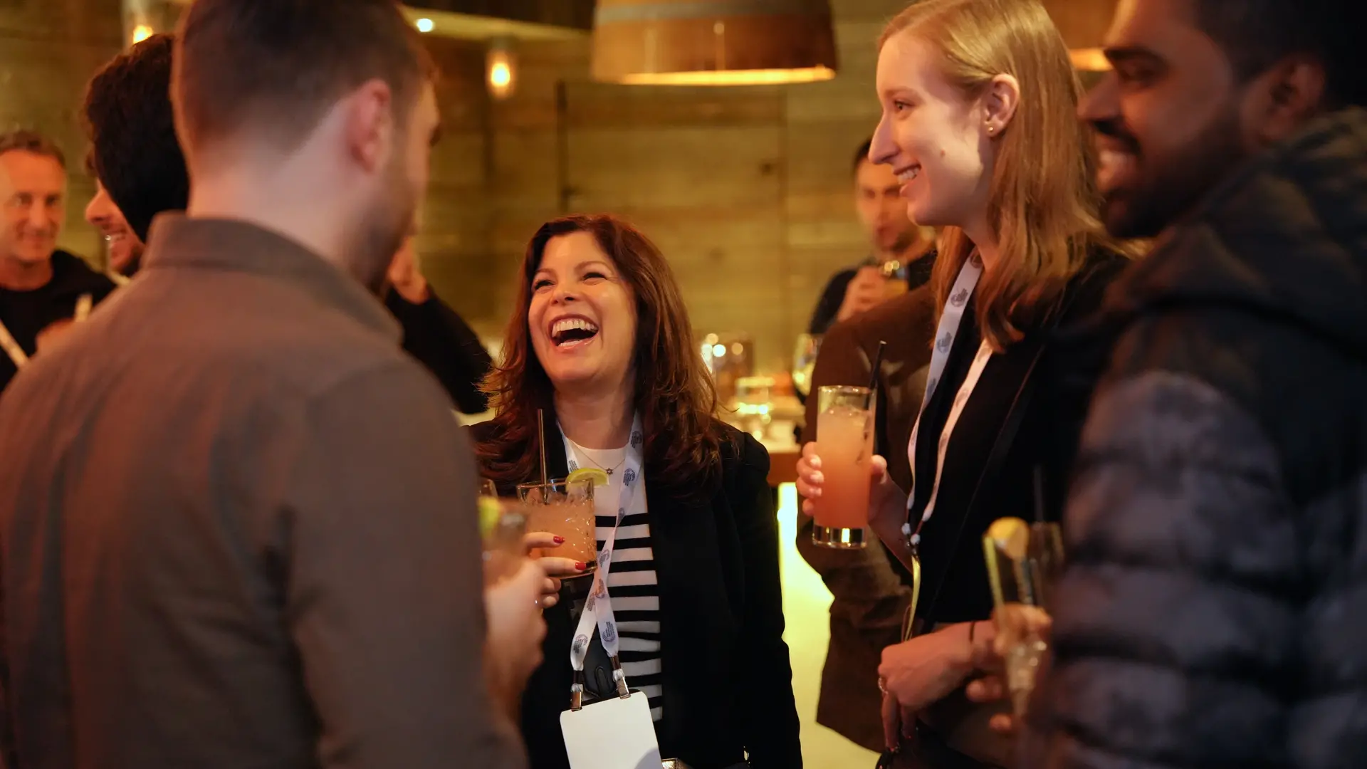 Prof et étudiants participant à un événement social