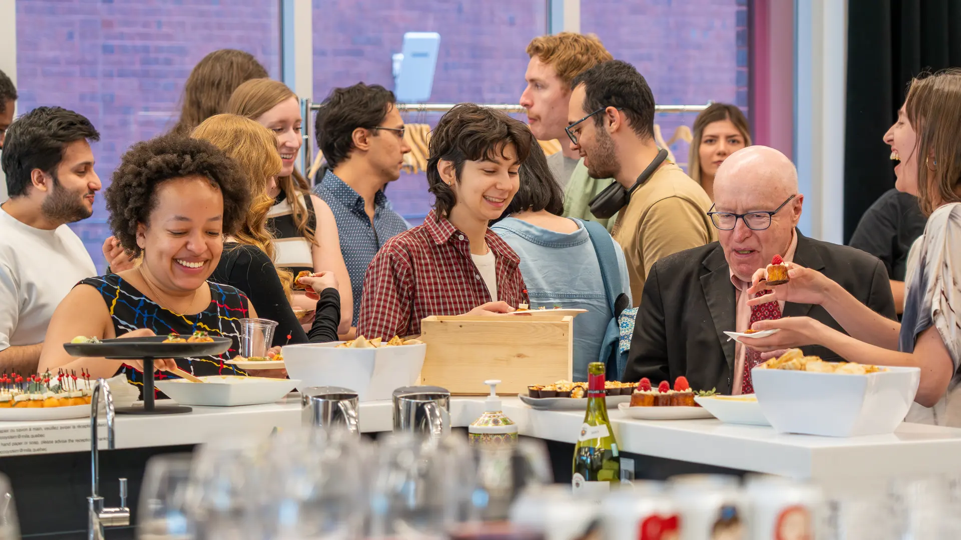 des participants discutant avec des membres du public tout en savourant un cocktail après l'événement.