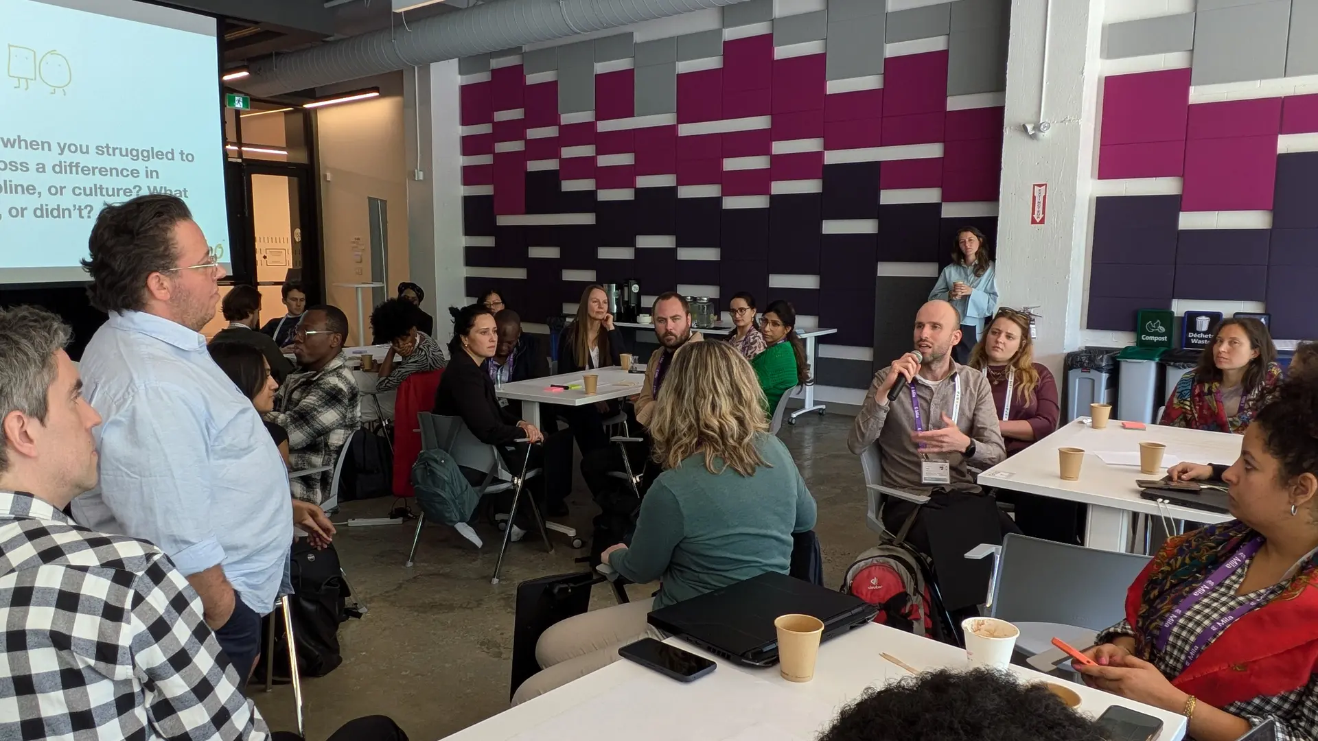 Photo d'un participant assis à une table qui prend la parole 